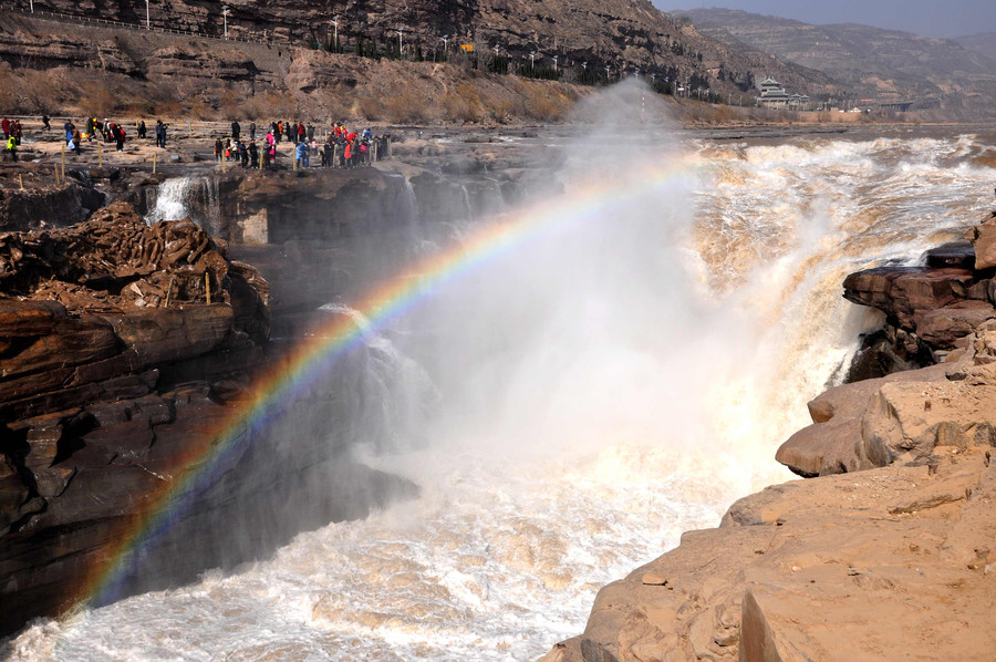 Hukou Waterfall roars as frozen river melts