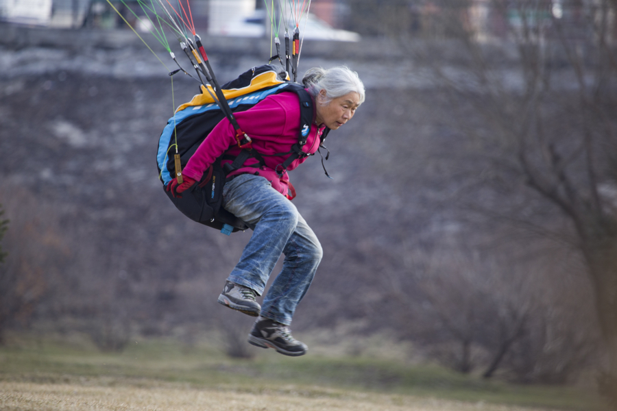 Floating high in the sky: 69-year-old paraglider