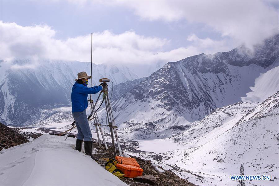 Scientists check health of glacier in Tianshan Mountains