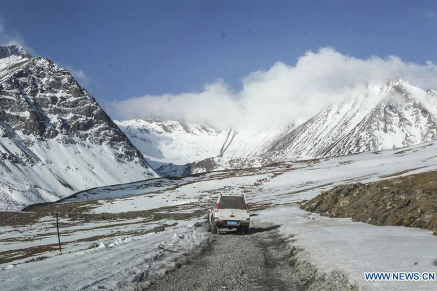 Scientists check health of glacier in Tianshan Mountains