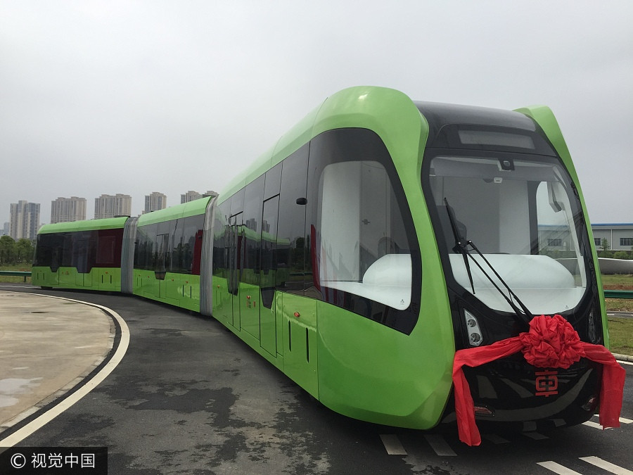 World's first railless train unveiled in Hunan