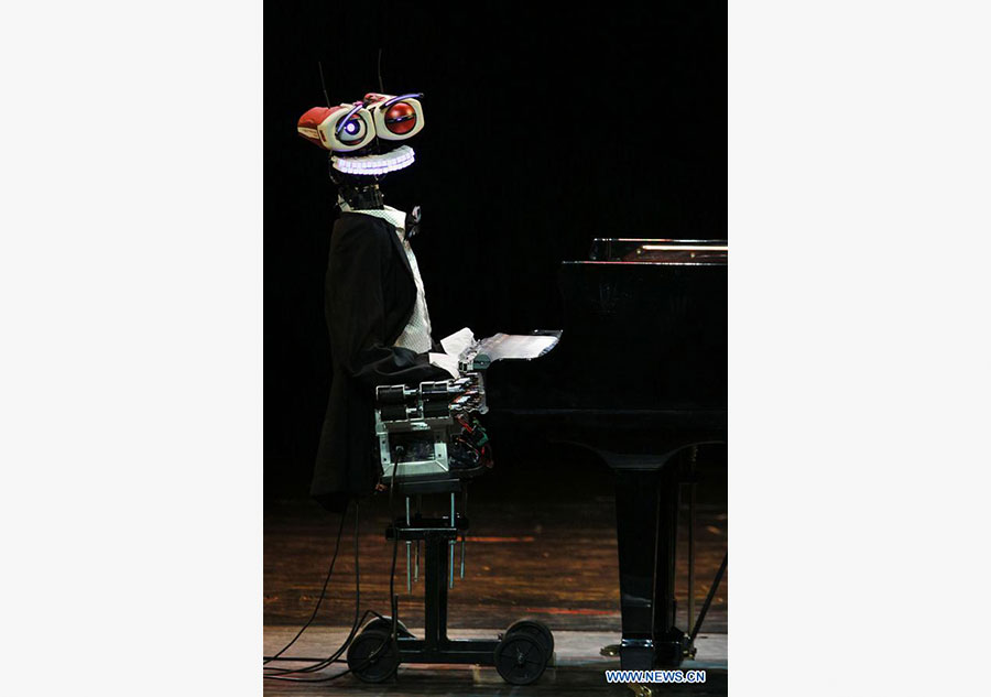 53-finger robot plays piano with Italian pianist in Tianjin