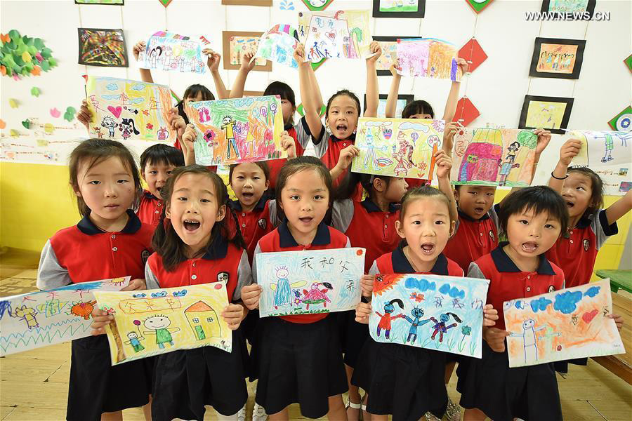 Students greet upcoming Father's Day across China