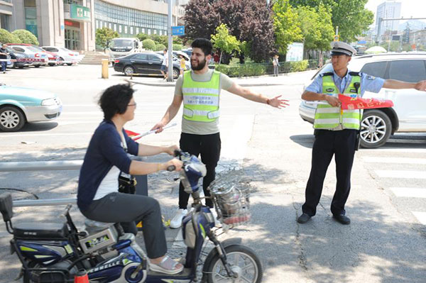 Foreigners assist traffic police in Jinan