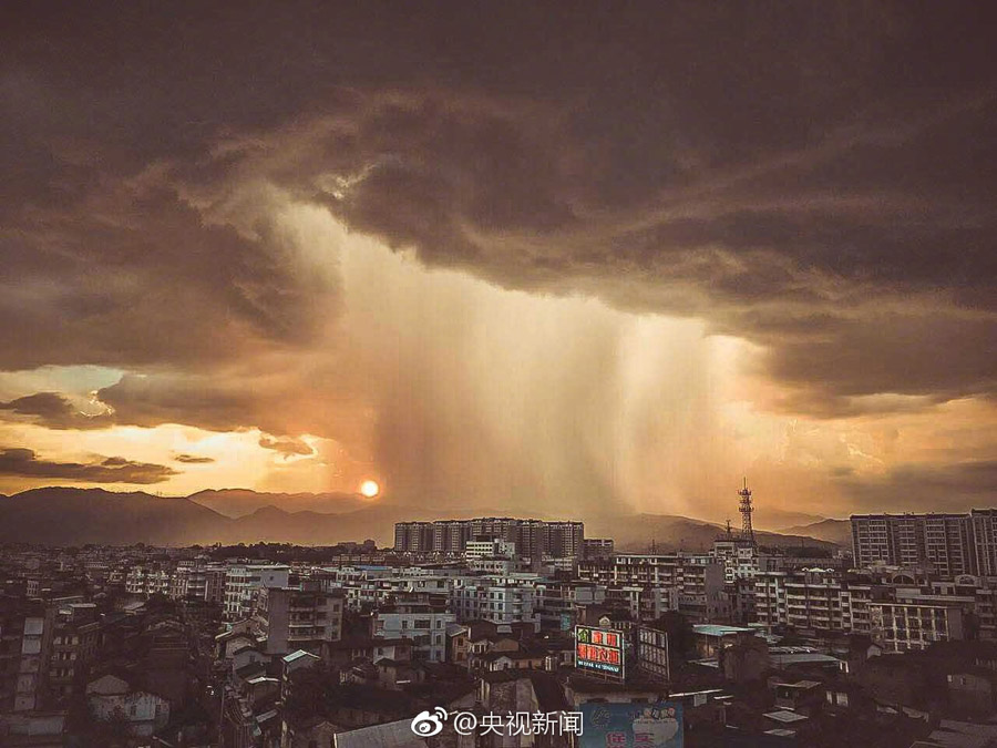 Column-shaped thundershower in sunset