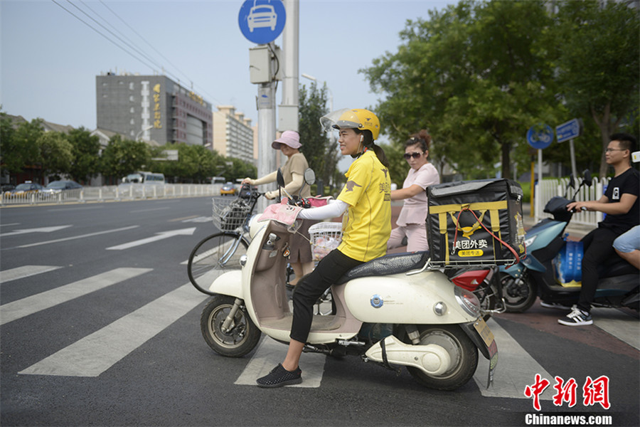 Story of a young female take-out courier: 'I want to be the queen of my life'