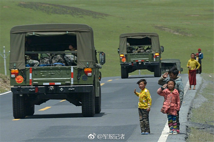 Children salute soldiers along Sichuan-Tibet Highway