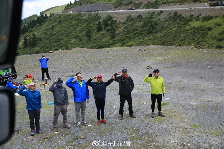 Children salute soldiers along Sichuan-Tibet Highway