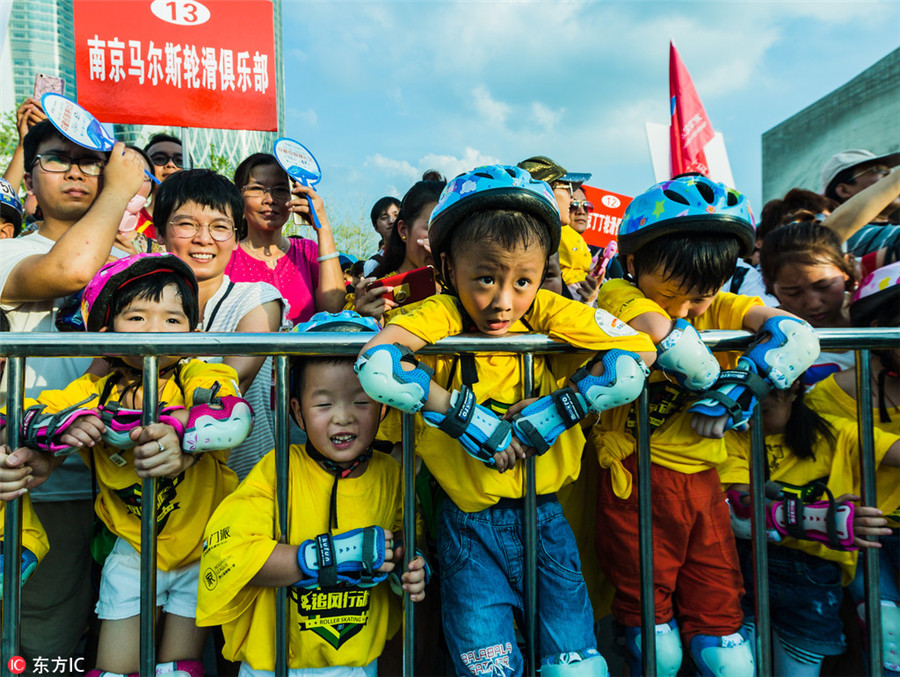 Over 1,000 roller skating enthusiasts slide in Nanjing