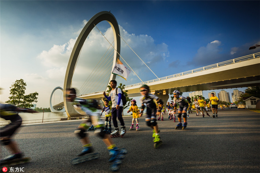 Over 1,000 roller skating enthusiasts slide in Nanjing