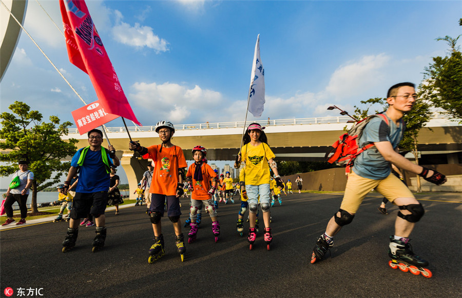 Over 1,000 roller skating enthusiasts slide in Nanjing