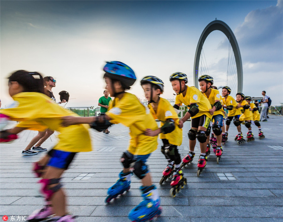 Over 1,000 roller skating enthusiasts slide in Nanjing