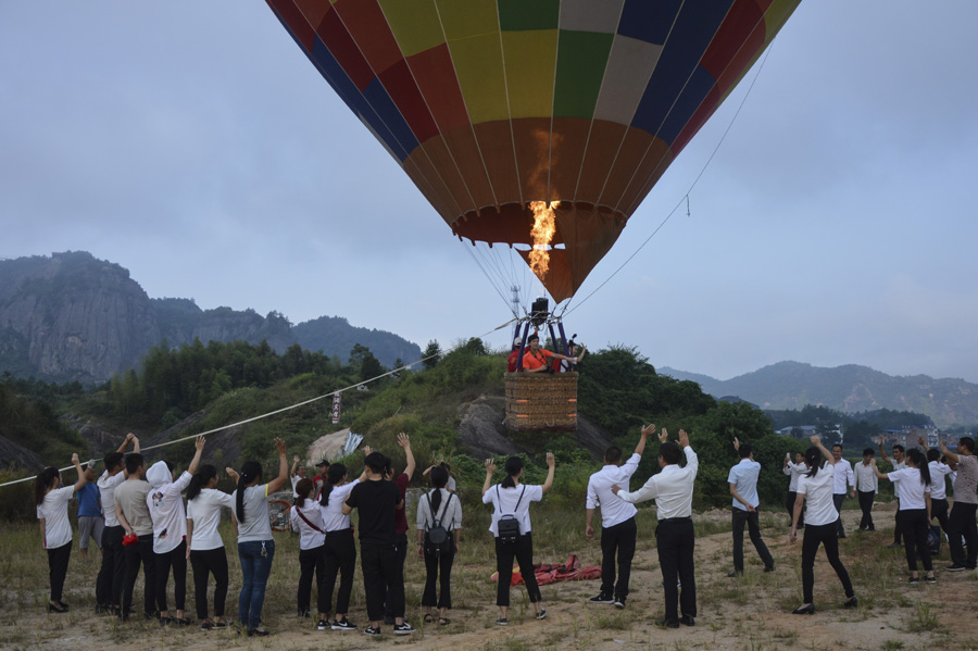 Chinese female BASE jumper leaps off hot air balloon