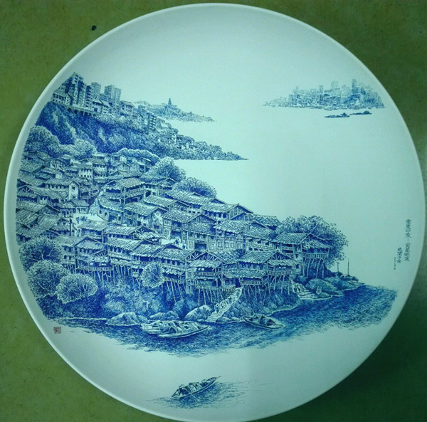 Chongqing factory worker draws on white china plates with pen