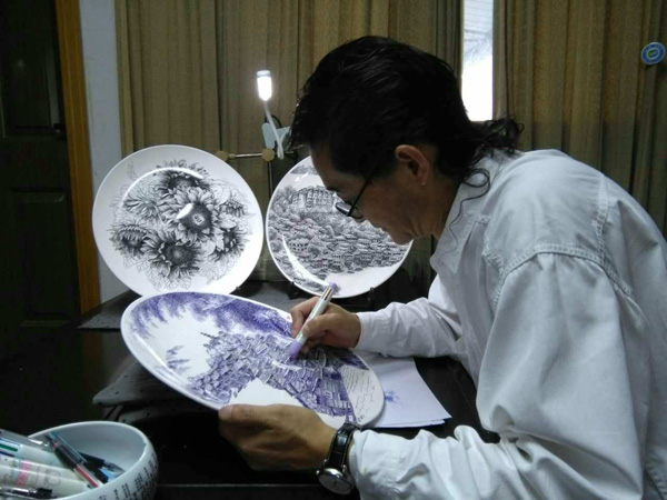 Chongqing factory worker draws on white china plates with pen