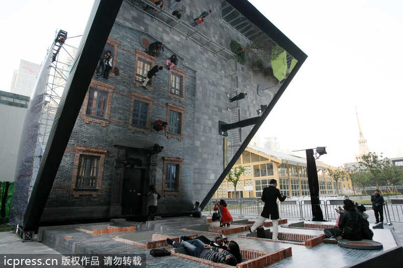 Optical illusion art show in Shanghai