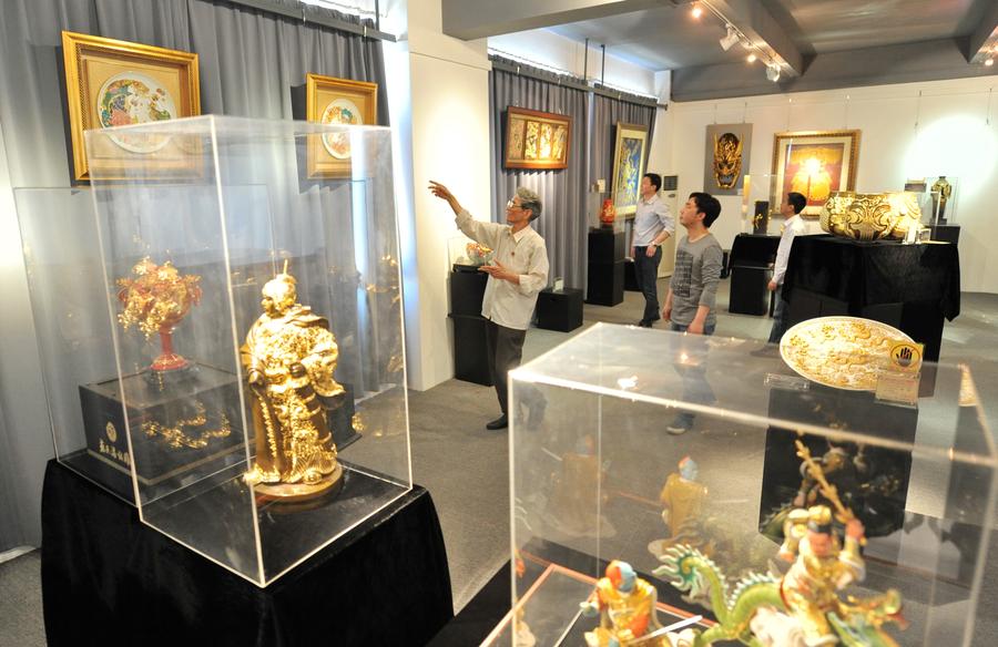 Handicraftsman shows skill of lacquer thread sculpture