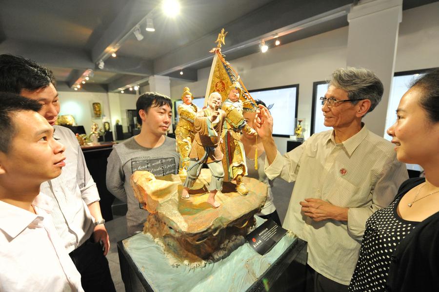 Handicraftsman shows skill of lacquer thread sculpture