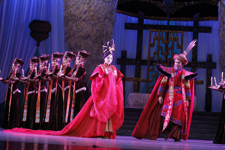 Historical dance drama wows Beijing