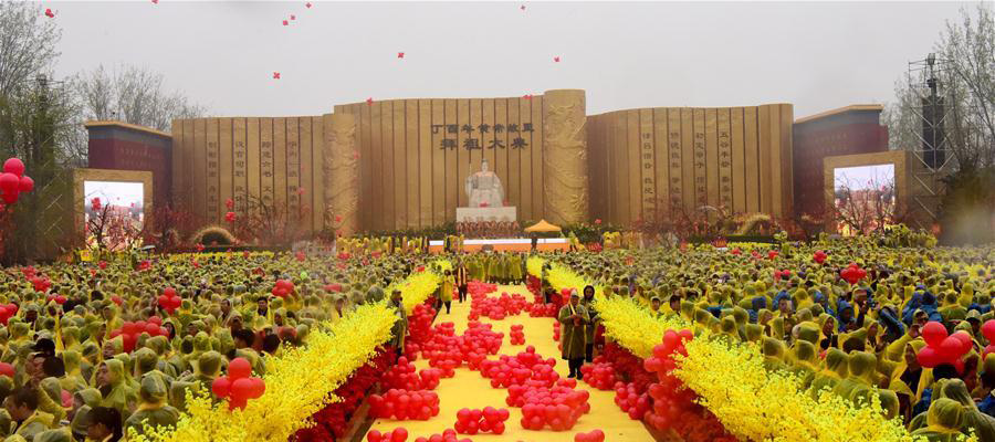 10,000 Chinese worship legendary ancestor in Zhengzhou