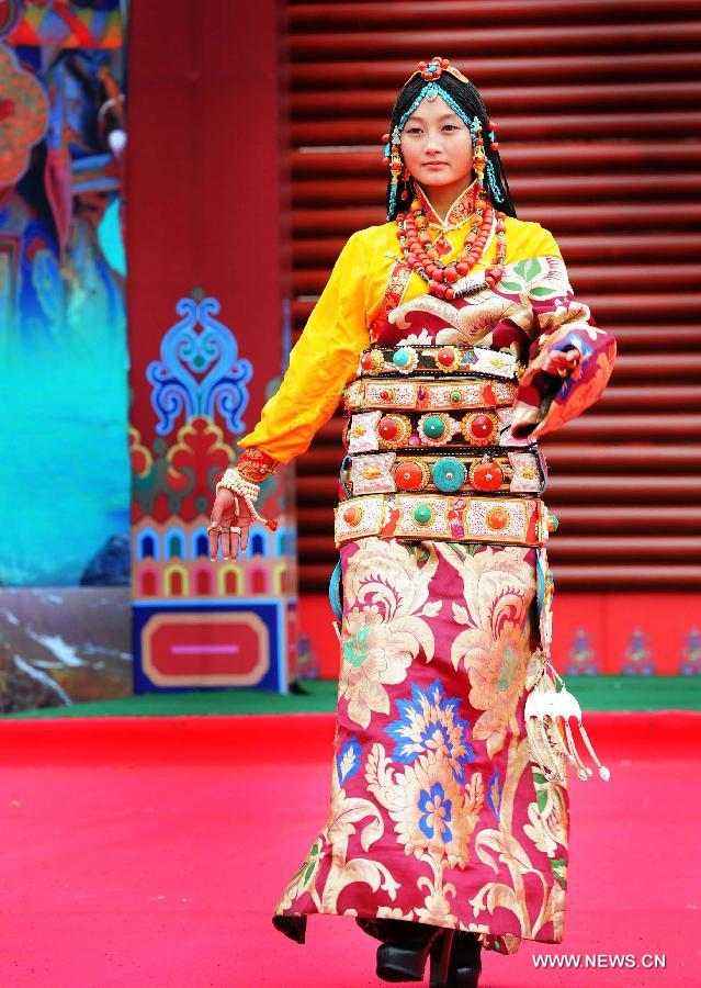 Folk costumes show hosted in Tibet