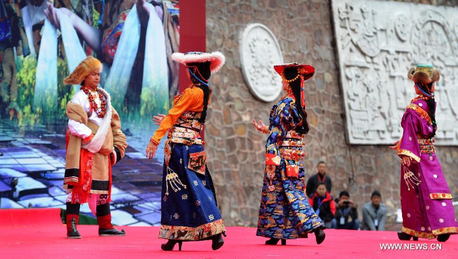 Folk costumes show hosted in Tibet