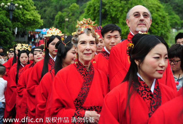 Chinese and foreign couples stage Han wedding