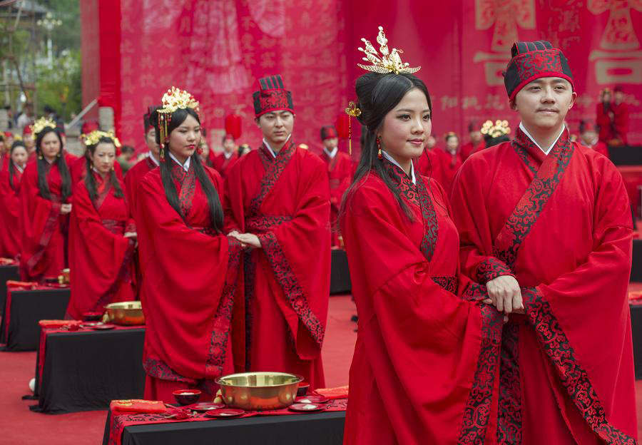 Chinese and foreign couples stage Han wedding