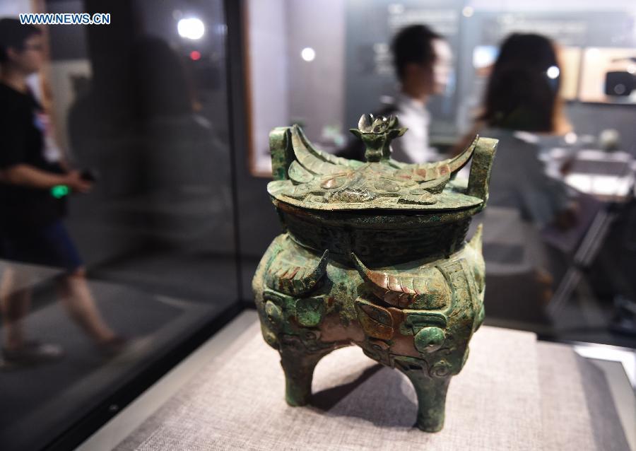 Cultural relics exhibition opens to public in Beijing