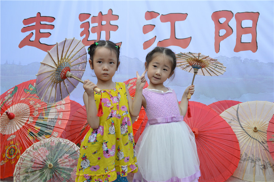 Traditional oil paper umbrellas shine in modern age