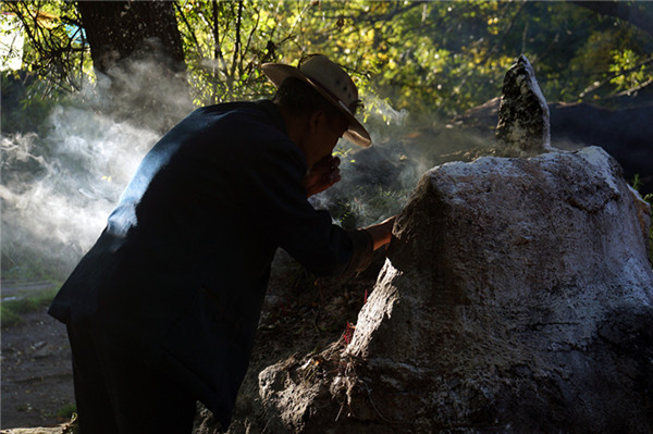 Preserving Dongba papermaking with a family in Shangri-La