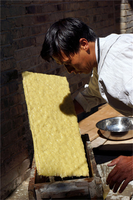 Preserving Dongba papermaking with a family in Shangri-La