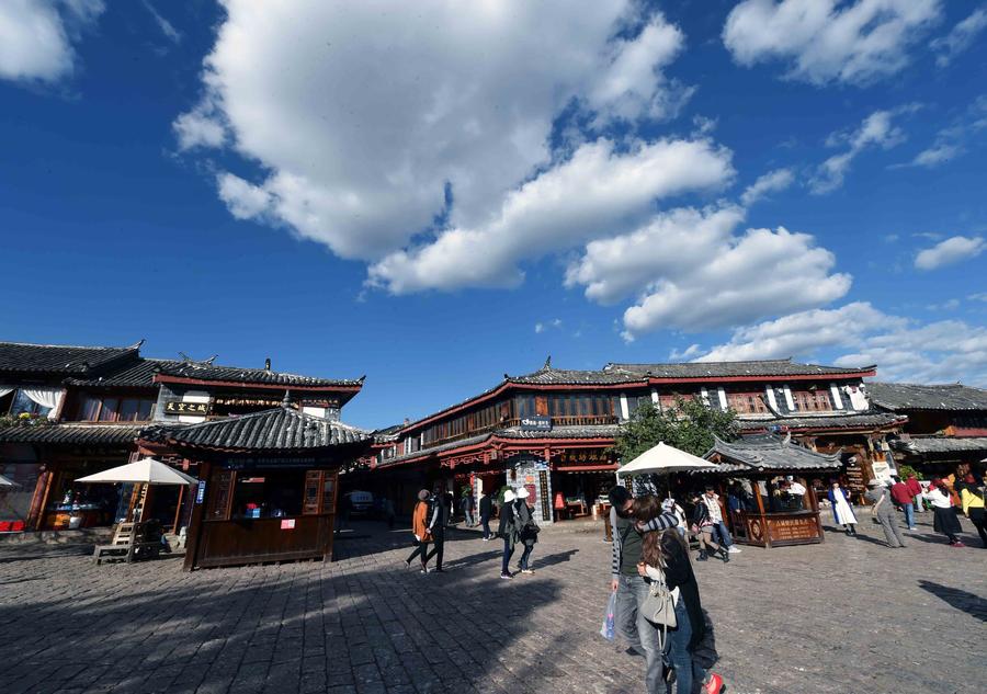 Snatch a moment of leisure in Lijiang ancient town