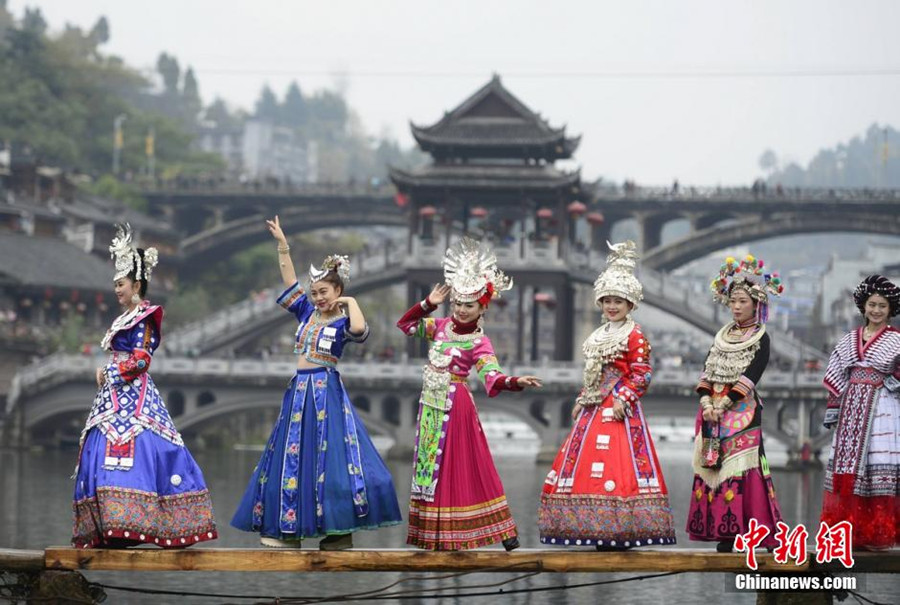 Splendid Miao clothes and jewelry star in Hunan festival