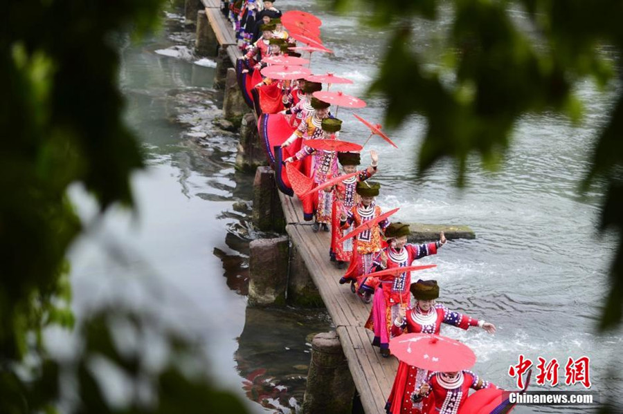 Splendid Miao clothes and jewelry star in Hunan festival