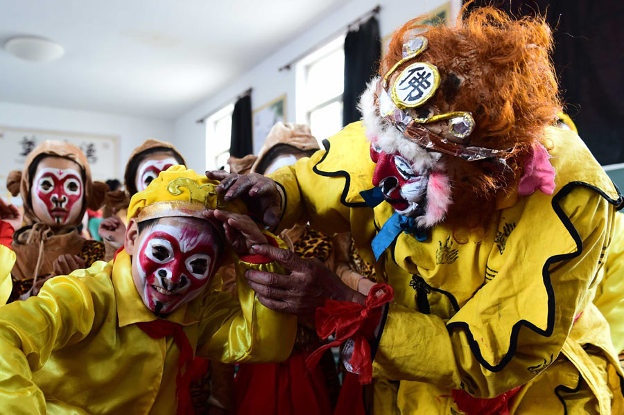 81-year-old folk artist teaches students to perform as monkey