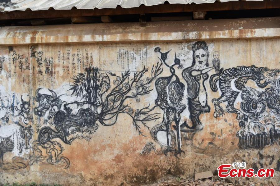 Vegetable vendor shows painting talent in Kunming