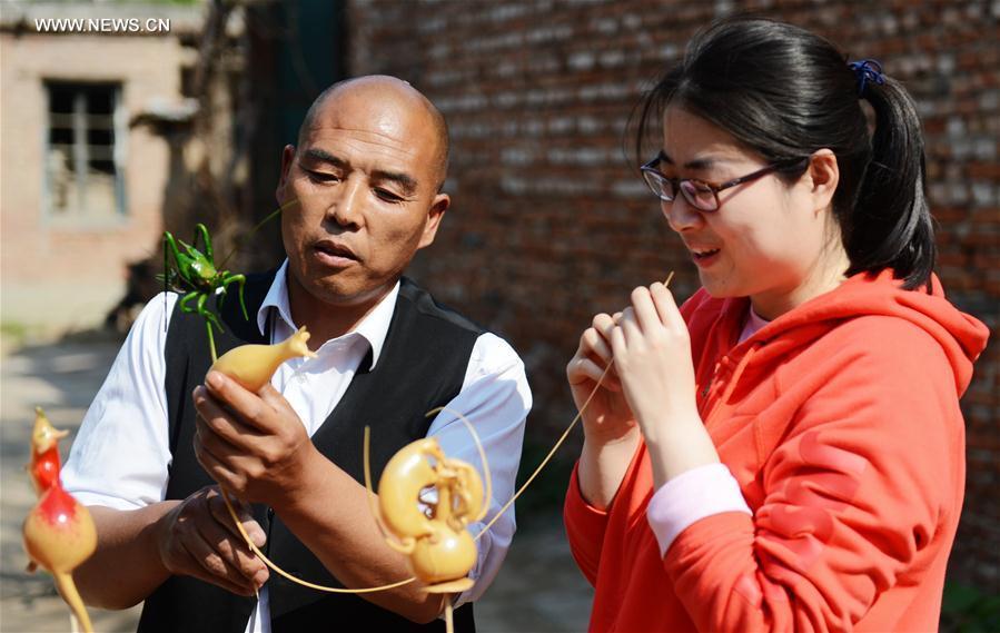 Craftsman creates sugar figures in Hebei