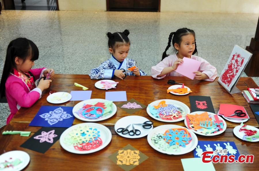 Children in traditional clothes experience classic Chinese culture