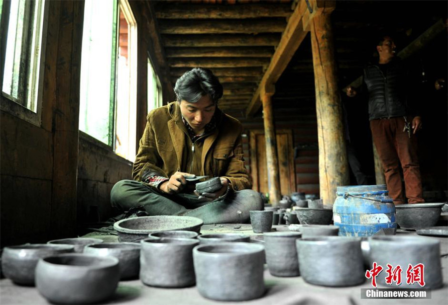 Traditional Tibetan handicrafts kept alive in SW China