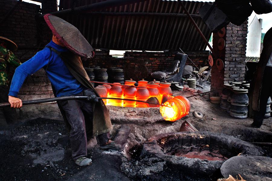 Yingjing County's hand-crafted 'black pottery'