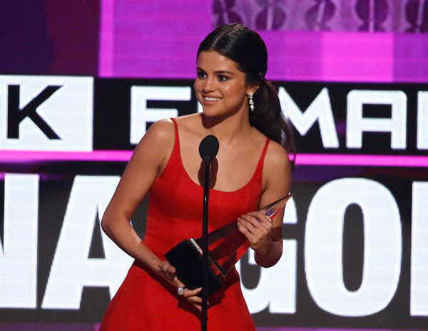 Ariana Grande wins top American Music award, Green Day takes aim at Trump