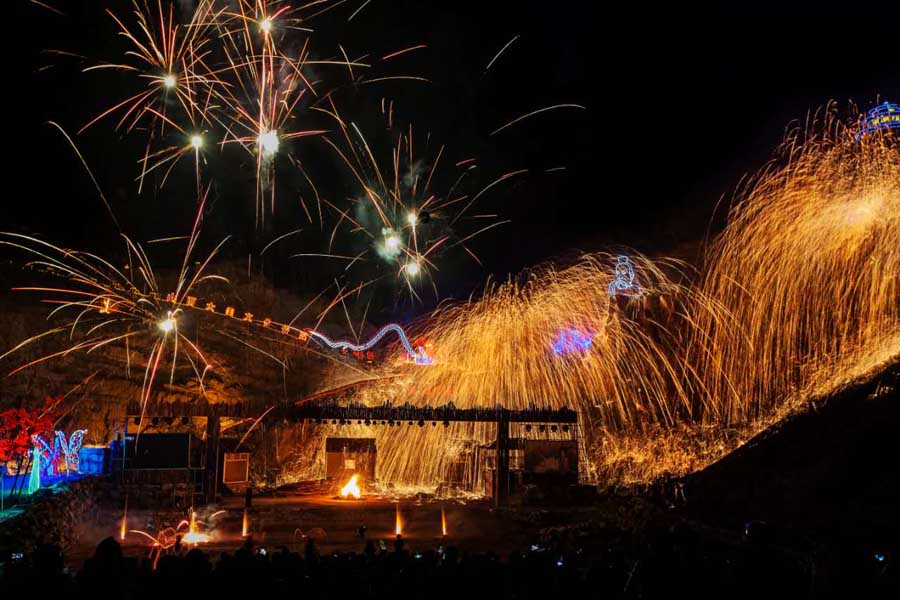 Stunning sprays of iron light up Shanxi sky