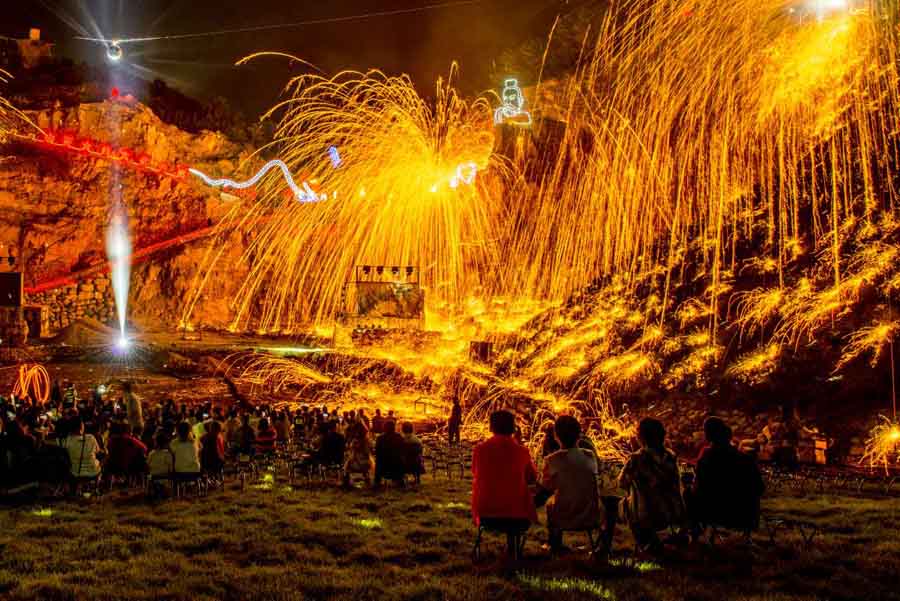 Stunning sprays of iron light up Shanxi sky