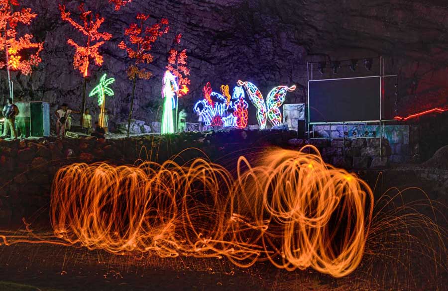 Stunning sprays of iron light up Shanxi sky