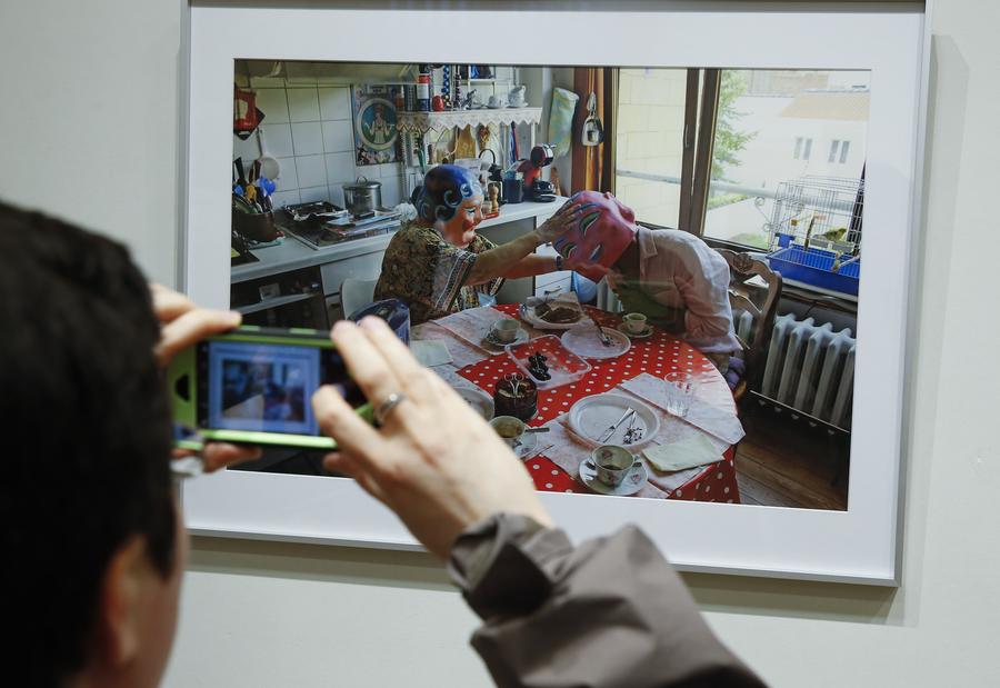 Photography exhibition themed on traditional Chinese headgear held in Belgium