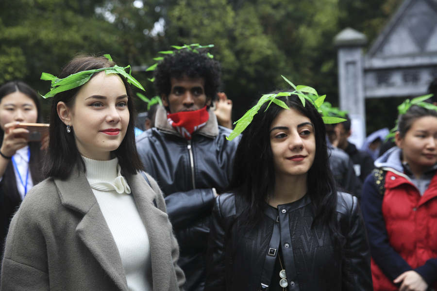 Foreign students experience Qingming culture