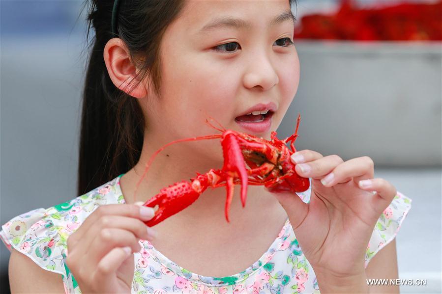 Crayfish festival marked in China's Jiangsu