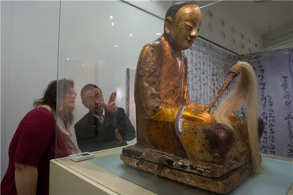 Dutch court hears suit over stolen Buddha