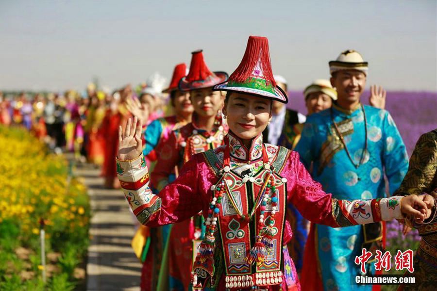 China's many cultures on display in mass wedding